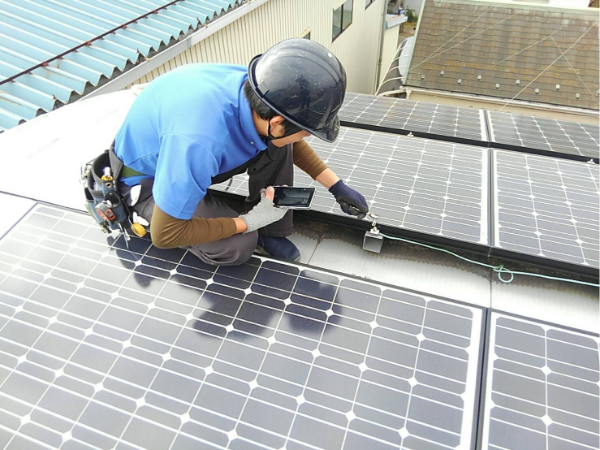 すでに当社の太陽光パネルや蓄電池を導入いただいているお客様先を訪問しての点検業務です。