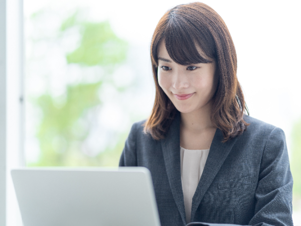 【札幌エリア】■未経験歓迎■事務・オペレーター業務/契約社員■正社員登用制度あり!週休二日制!土日祝休み!年間休日123日!17:20終業!交通費全額支給