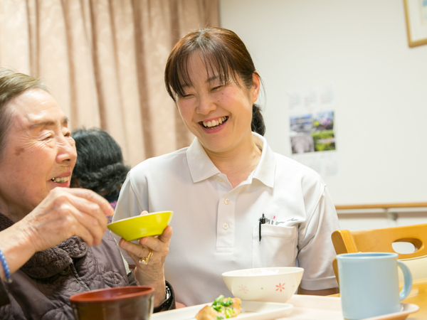 【本宮市・小規模多機能型居宅介護まいんど万世二番館・介護職員・正社員】無資格・未経験歓迎！昇給あり/賞与年2回/残業少/日勤のみ・夜勤のみ・資格取得支援/リフレ休暇★施設見学可★本宮駅から徒歩9分★マイカー通勤可！駐車場無料