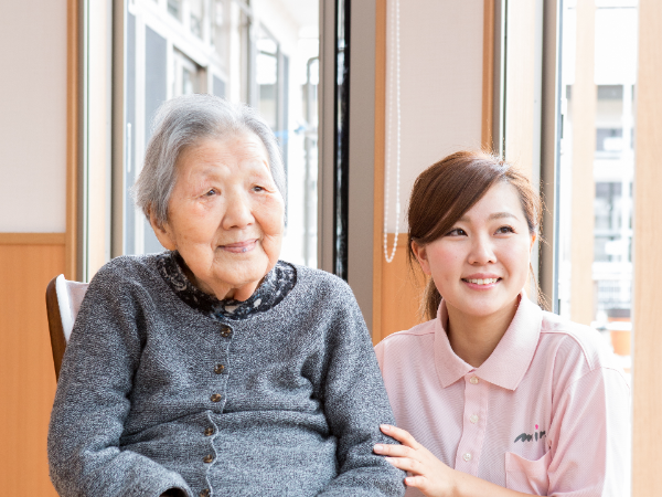 【本宮市・グループホームまいんど万世三番館・介護職員・正社員】無資格・未経験歓迎！昇給あり/賞与年2回/残業少/日勤のみ・夜勤のみ・資格取得支援/リフレ休暇★施設見学可★本宮駅から徒歩9分★マイカー通勤可！駐車場無料