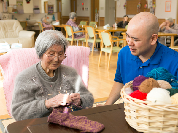 【本宮市・グループホームまいんど万世二番館・介護職員・正社員】資格・介護福祉士/昇給あり/賞与年2回/残業少/日勤のみ・夜勤のみ・資格取得支援/リフレ休暇★施設見学可★本宮駅から徒歩9分★マイカー通勤可！駐車場無料