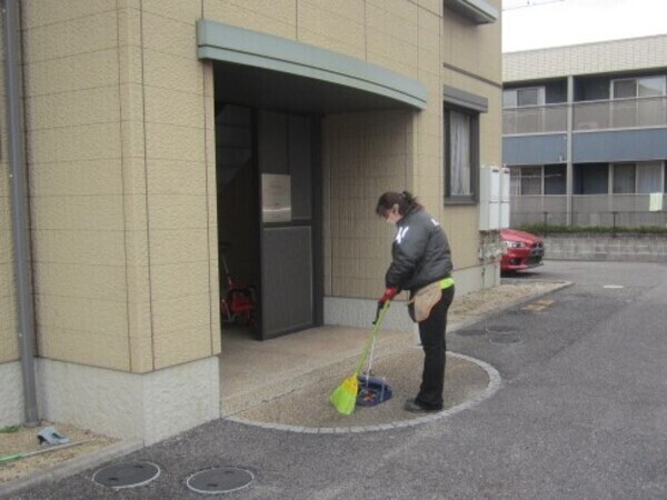 エントランス周りの掃き掃除