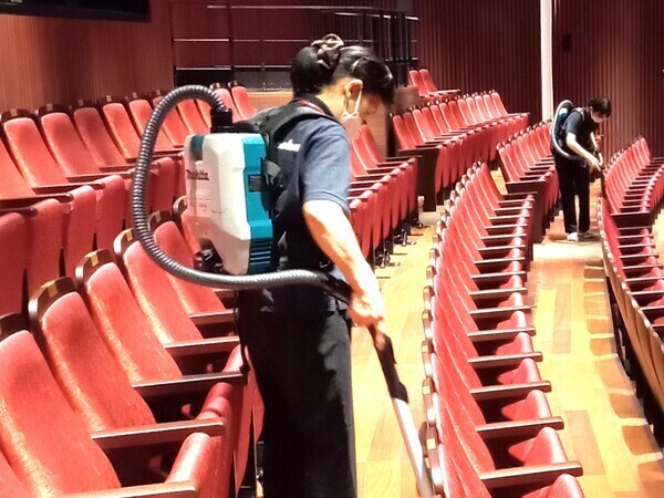 背負い式掃除機での清掃