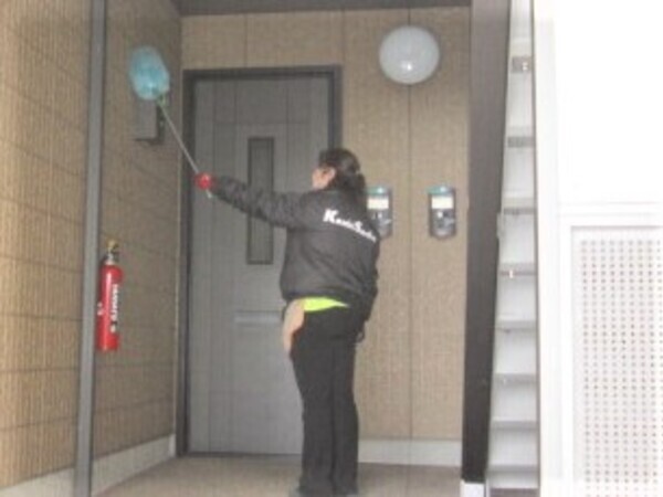 共用部の埃やクモの巣取り