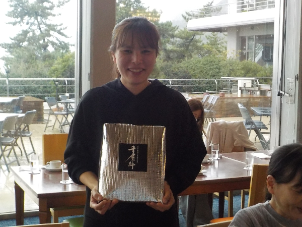 食事会のビンゴ大会で賞品ゲット！