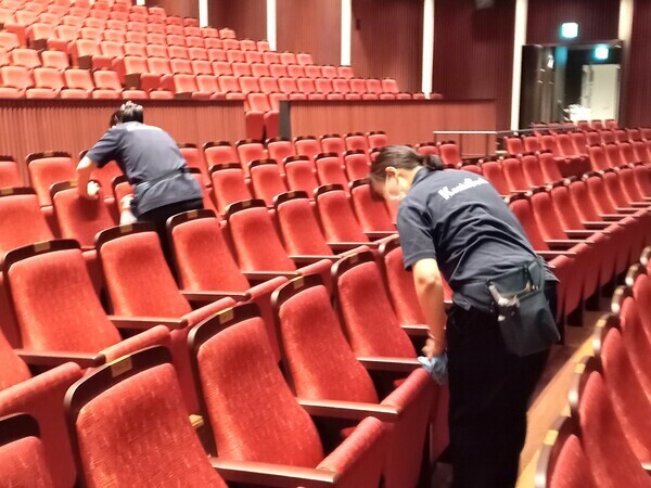 劇場内は座席の拭き上げ