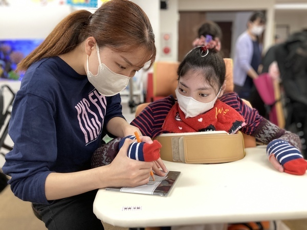 急募！！【介護職／正規職員】●ワークライフバランス重視！●資格取得を全面的にバックアップ！　　●学歴不問！　