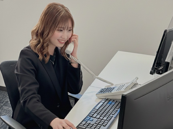 【月収23万円~】美容業界で事務デビュー♪ひげ・ネイル・髪色・髪型自由♪トレンドを楽しみながら働ける営業事務
