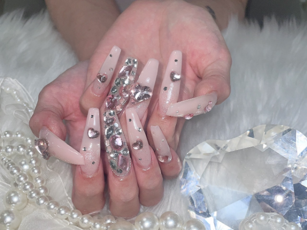  【正社員】月6日 or 月8日休みが選べるネイリストスタッフ募集／髪型・ネイル自由／デザイン×アートを思いきり楽しめる