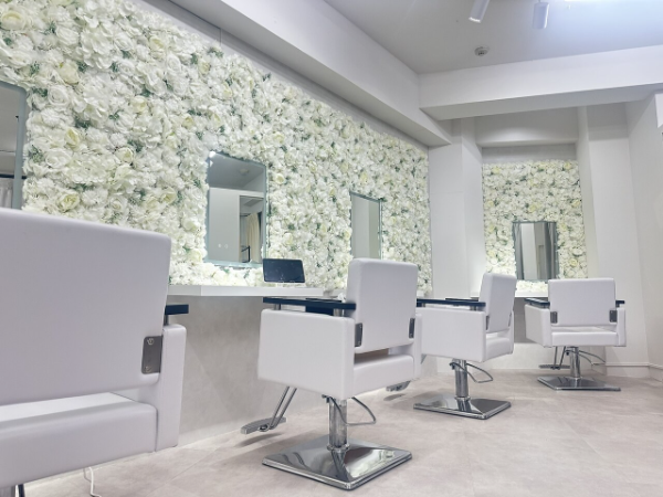 ★2025年9月OPENしたて★集客が安定してきたため増員募集◎ヘアメイクサロンでスキルを特化◎メディア関連のお仕事も多数♪