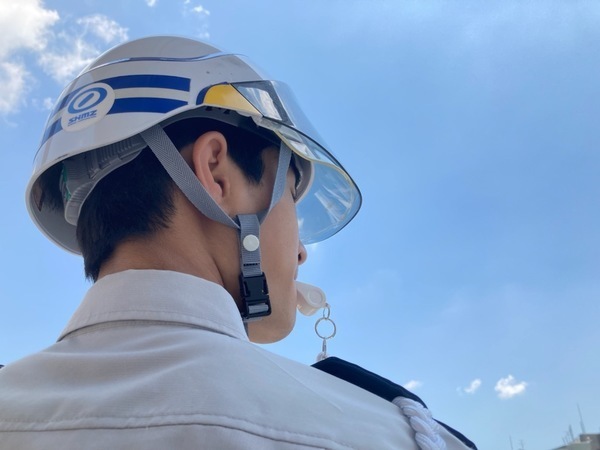 【誘導 STAFF】閑静な住宅地の戸建て現場 ！外現場なので「雨が降って来たから今日は一時間しか働いてないのに8時間分の給与(13000円)がもらえちゃった」な～んて事もあるんです！