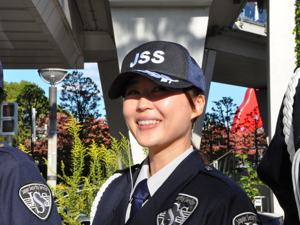 住宅地の戸建て現場での誘導業務！屋外の仕事なので正直、暑さや寒さに左右されます。でもそれを上回るメリット満載の為、当社の隊員さんの中ではトップクラスの人気現場なんです。今からその秘密をコッソリ教えちゃいます！