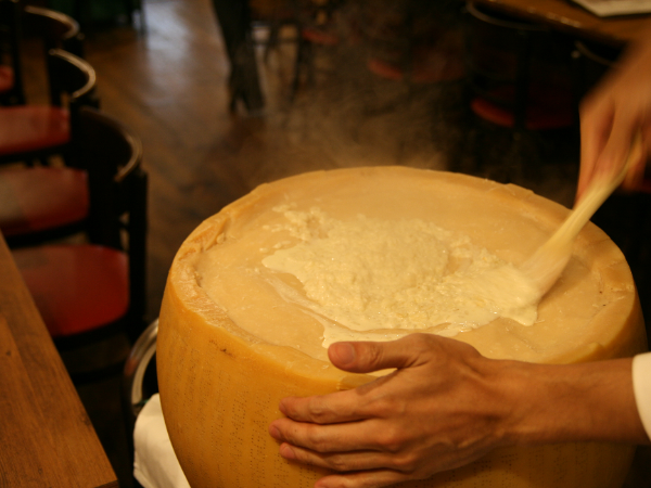お客様の目の前で仕上げるリゾット