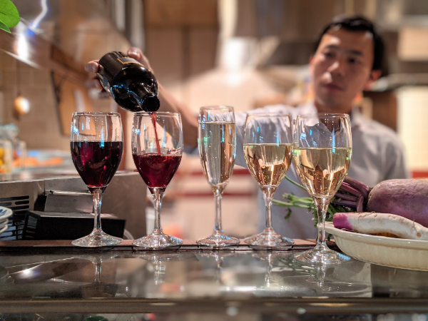 【AQI認定】新橋の老舗本格イタリアンレストランのホールサービス 月給26万円~★日祝休み★月8日休み ★昇給・賞与あり ★無料まかないあり ★交通費全額支給 ★家族手当 ★ソムリエ資格保持手当1万5千円