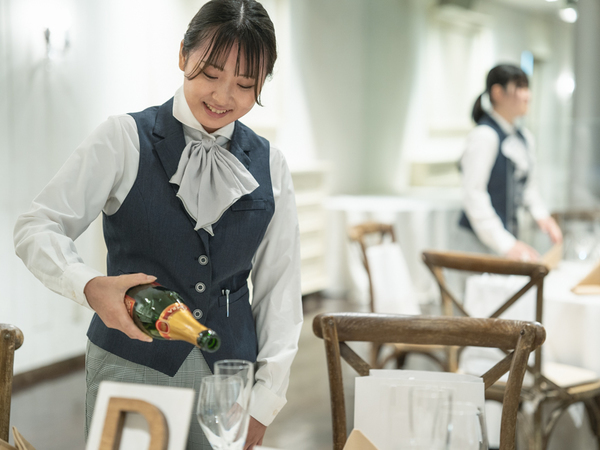結婚式場のパーティスタッフ　大学生・専門学校生活躍中 / 高校生O.K. / 友だちとの同時応募O.K. / 土日祝のみのアルバイト / 週1回からO.K. / WワークO.K. / 扶養範囲内O.K. / ウェディング会場での仕事 / マナーも身につく仕事