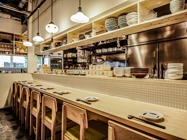 カウンターの明るい館内