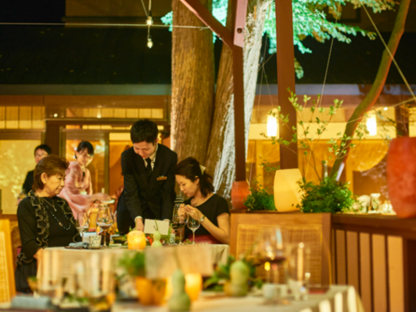 レストランのサービススタッフ　 週休2日制 / 年間休日120日 / 年末年始連続休暇 / 完全予約制の高級料亭 / 人気結婚式場  / エルムガーデン