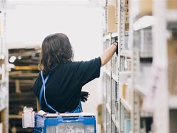 倉庫内でのピッキング・梱包・出荷業務(軽量で楽々です!)