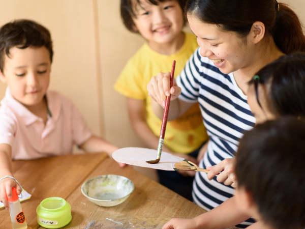 【正社員/認定こども園の保育士・幼稚園教諭】★経験＆年齢＆学歴不問　★完全週休2日制（土日祝）　★残業なし　★海外研修あり　★手当充実