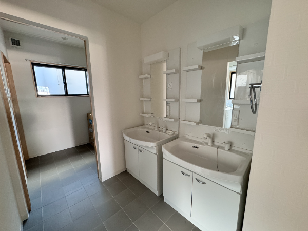 二つの洗面台が設置されており、
複数人での使用に便利です。