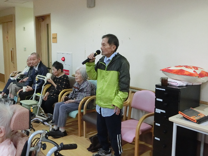 【ナチュラル東大阪】みんなで楽しい♪カラオケレクリエーション🎶