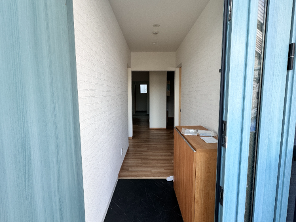 2階の玄関スペースは明るい自然光が
差し込む開放的な雰囲気になっています。