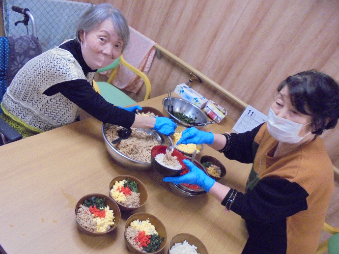 【ザ・テラス学園富雄】 彩り三色丼とあったか粕汁