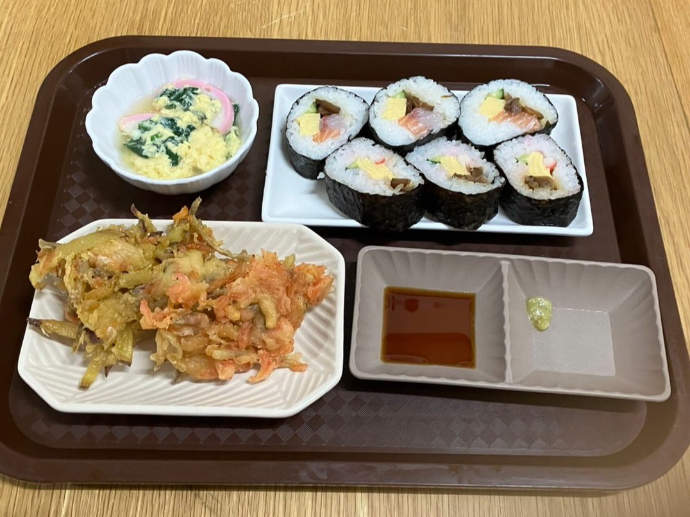 【ナチュラル西脇３号館】かき揚げと巻きずし🍣