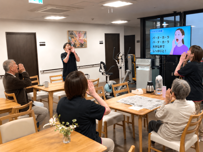 【ザ・テラス奈良上牧】元気ハツラツ！食事前の口腔体操を実施しました♪