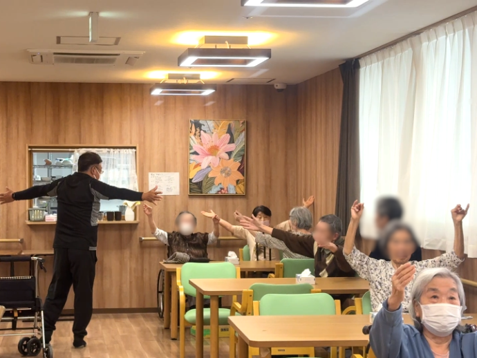 【ザ・テラス学園富雄】体操で元気に健康づくり!
