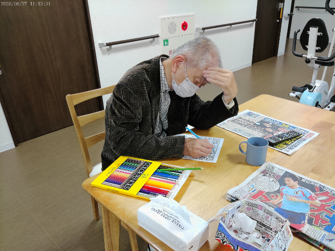 【ザ・テラス奈良上牧】 試行錯誤しながら楽しく脳トレ！塗り絵で指先も元気に