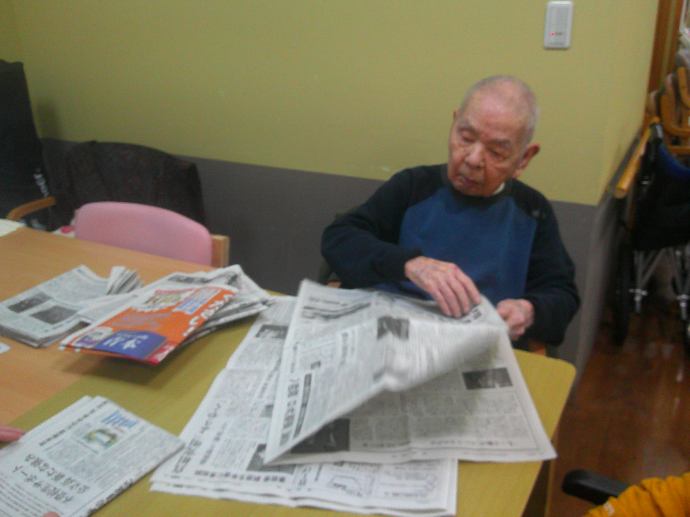 【ナチュラル林寺】新聞再利用で手先の運動に