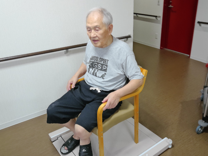 【ザ・テラス奈良上牧】日々の健康チェック!体重測定の様子