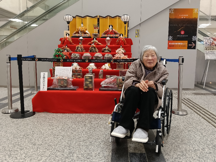 【ナチュラル東大阪】外出同行とひな壇の前で記念写真