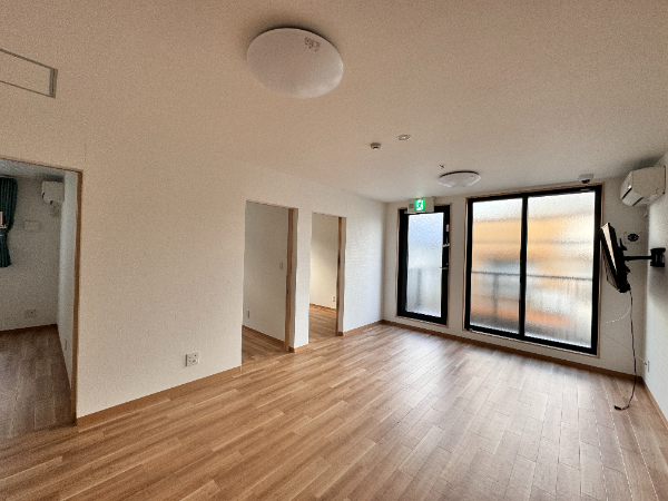 明るい日差しが差し込む空間が特徴で、
温かみのある雰囲気を演出しています。