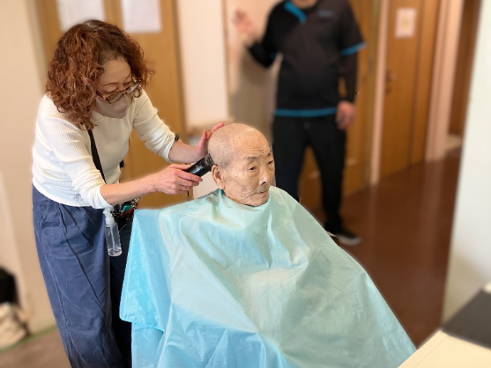 【グループホームナチュラル】髪も心もすっきり、訪問美容