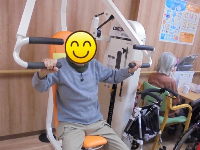 【ザ・テラス学園富雄】 トレーニングマシンで身体の動きをスムーズに！