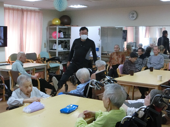 【ナチュラル東大阪】ハッスル！健康増進運動♪