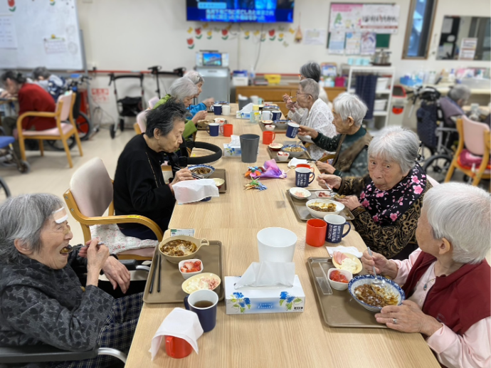 【ナチュラル高槻安満】祝🎉100歳＆103歳！笑顔あふれる昼食レク🍛🍓