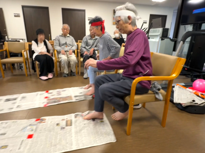 【ザ・テラス奈良上牧】新聞足漕ぎゲーム、優勝はなんと…!?