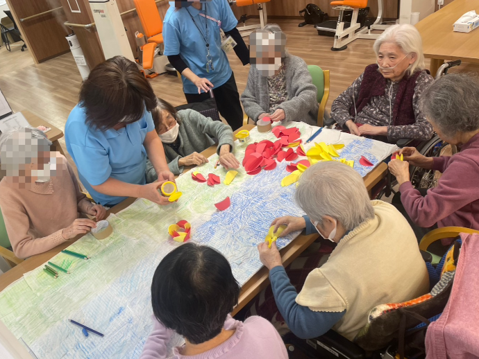 【ザ・テラス学園富雄】楽しい制作♬何ができるかはお楽しみ・・・？