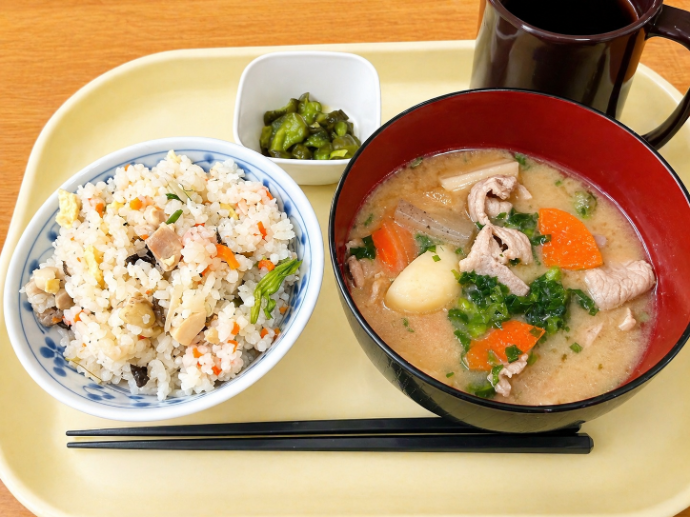 【ナチュラル林寺】ほっこりごはん🍚炊き込みご飯と豚汁♪