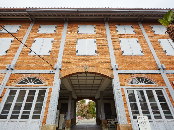 六曜社は展覧会を通して、今よりももっと身近に、もっと気軽に芸術を楽しめる場をつくる会社です