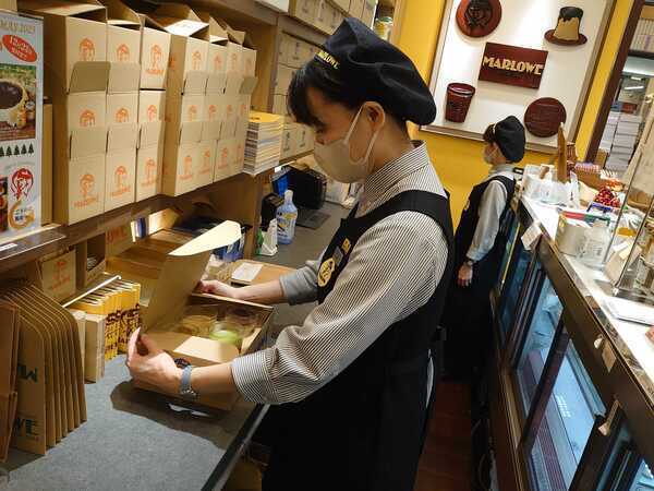 お客様の気持ちになって
丁寧に箱詰めしていきます。