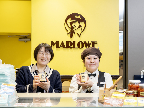 店頭での販売接客のお仕事
先輩と協力します。