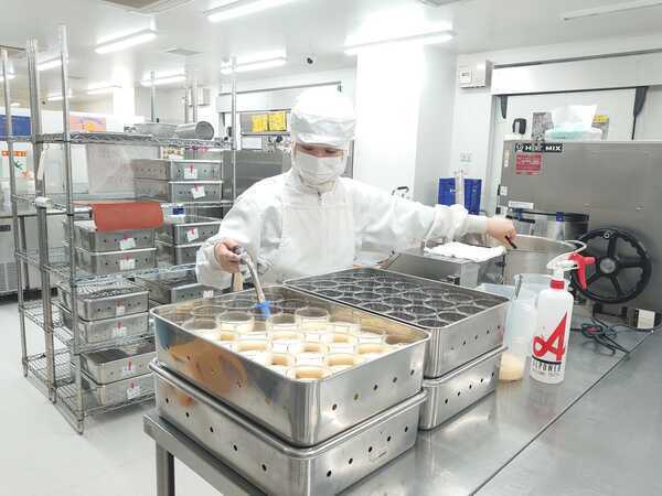 ビーカーに原材料の充填
一つ一つ丁寧な商品の製造