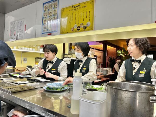 キッチンスタッフと協力。
つくりたて料理の提供。