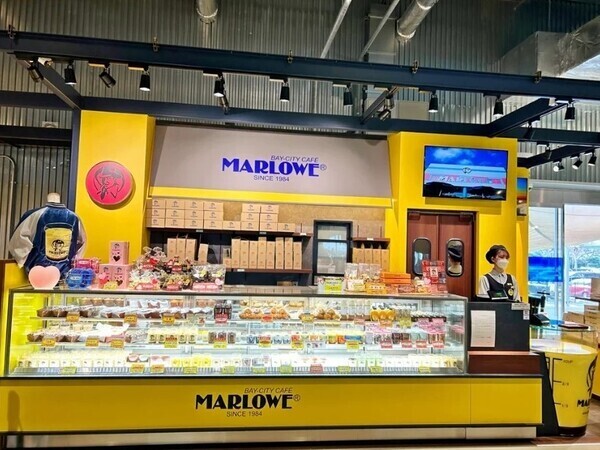 大きなショーケースがインパクト大。
黄色のお店が目立ちます。