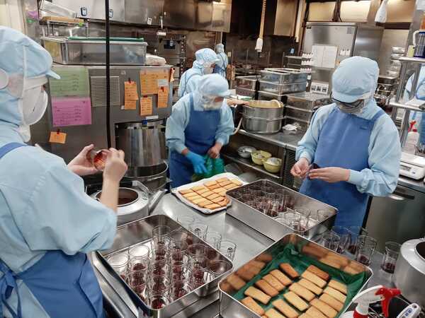 プリン工房の様子③
効率よく丁寧に