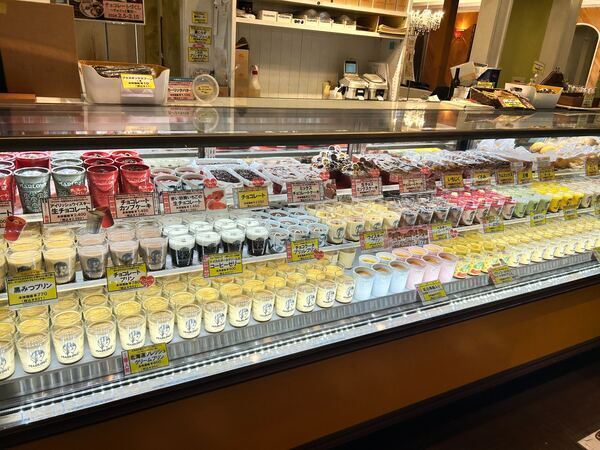 ショーケースには沢山の
ビーカープリンが並びます。